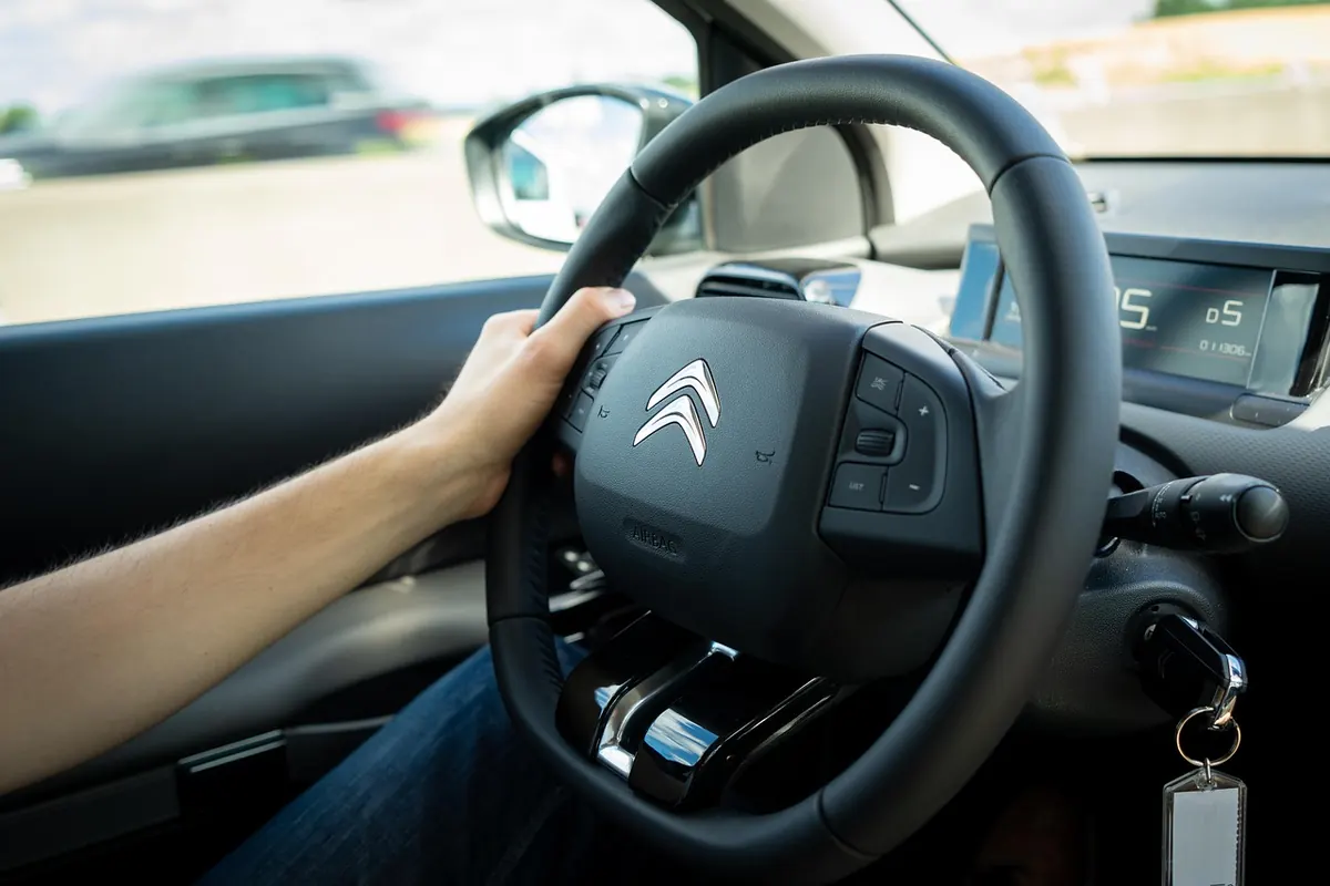 Clutch Kick vs. Handbrake Initiation: Drift Techniques Compared